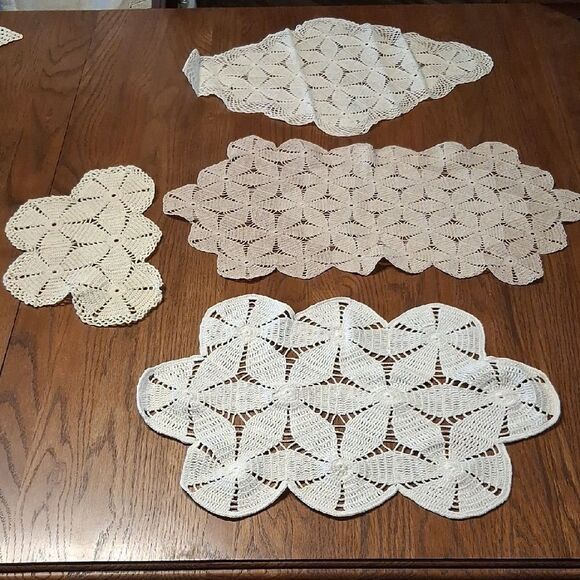 Set of 4 Elegant Crochet flower pattern Lace Doilies Set, cream. tan. & white. - Picture 1 of 5